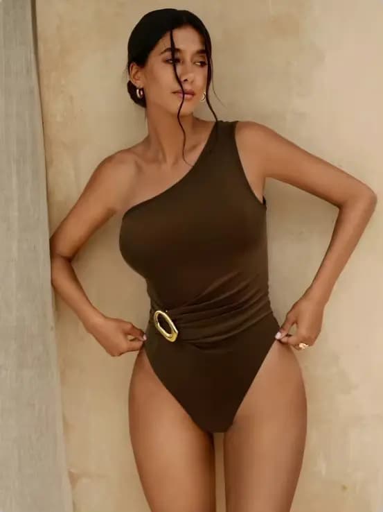 Maillot de bain une pièce asymétrique à une épaule, taille froncée, torsadé, avec boucle métallique 