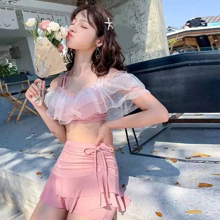 Maillot de bain deux pièces coupe ajustée avec jupe évasée, volants bouffants, épaules dénudées et dentelle, style plage