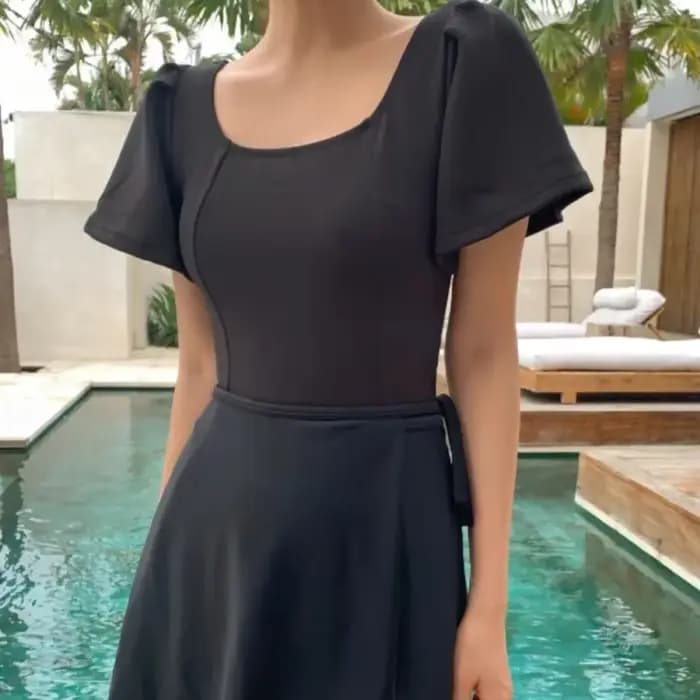 Maillot de bain une pièce noir conservateur à manches courtes
