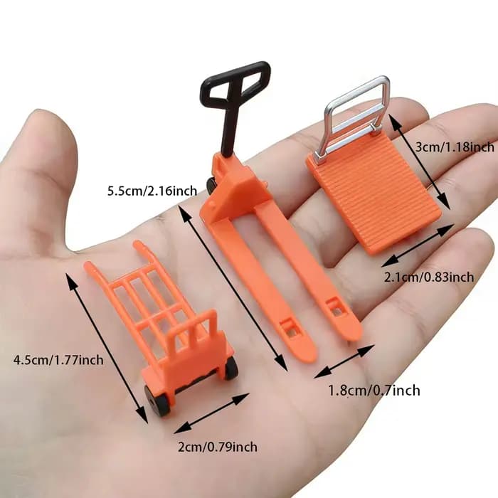 12 accessoires miniatures pour scènes logistiques : mini-chariot à main / chariot élévateur / baril d'huile / palette en bois / cône de signalisation.