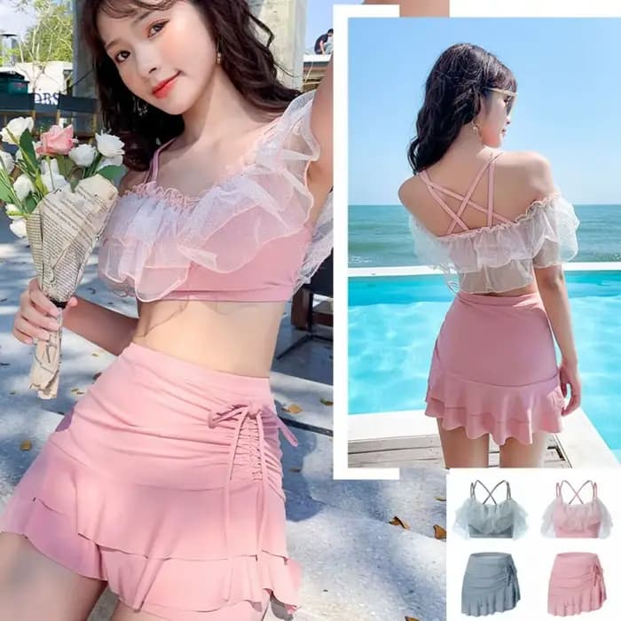 Maillot de bain deux pièces coupe ajustée avec jupe évasée, volants bouffants, épaules dénudées et dentelle, style plage