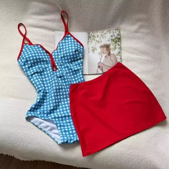 Maillot de bain amincissant à carreaux avec jupe à bords festonnés et dos nu