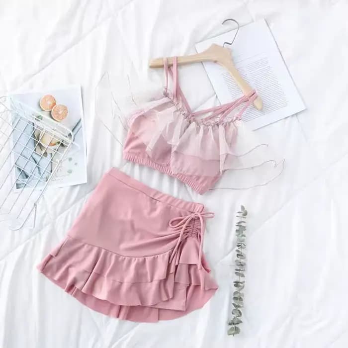 Maillot de bain deux pièces coupe ajustée avec jupe évasée, volants bouffants, épaules dénudées et dentelle, style plage