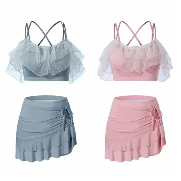 Maillot de bain deux pièces coupe ajustée avec jupe évasée, volants bouffants, épaules dénudées et dentelle, style plage