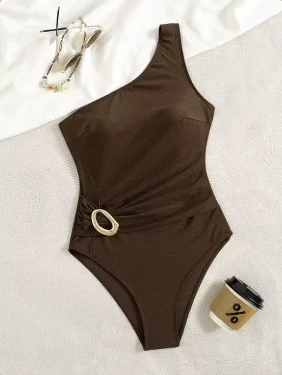 Maillot de bain une pièce asymétrique à une épaule, taille froncée, torsadé, avec boucle métallique dorée et coupe échancrée