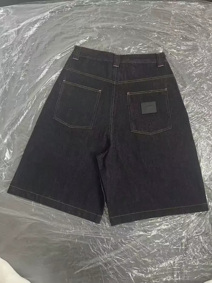 Shorts en jean baggy pour homme, coupe ample, jambe large, longueur genou, en denim indigo brut, style streetwear décontracté, avec surpiqûres contrastées