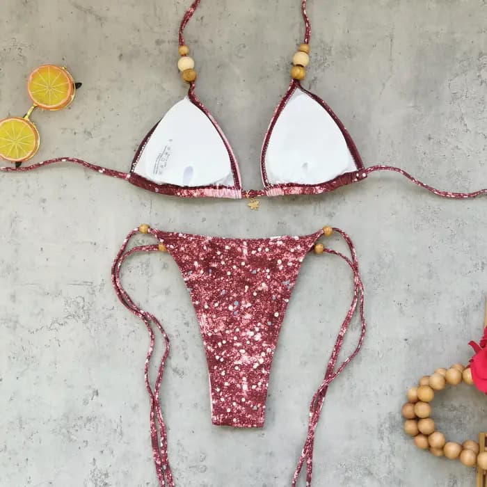 Maillot de bain deux pièces pour femme 2026, motif marbré rose avec bretelles perlées, idéal pour la plage et les soirées à la piscine, escapades estivales