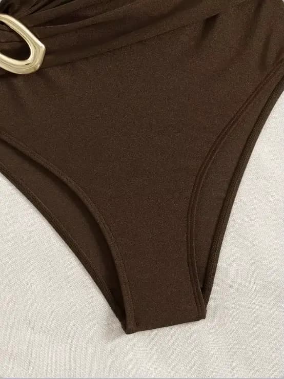 Maillot de bain une pièce asymétrique à une épaule, taille froncée, torsadé, avec boucle métallique dorée et coupe échancrée