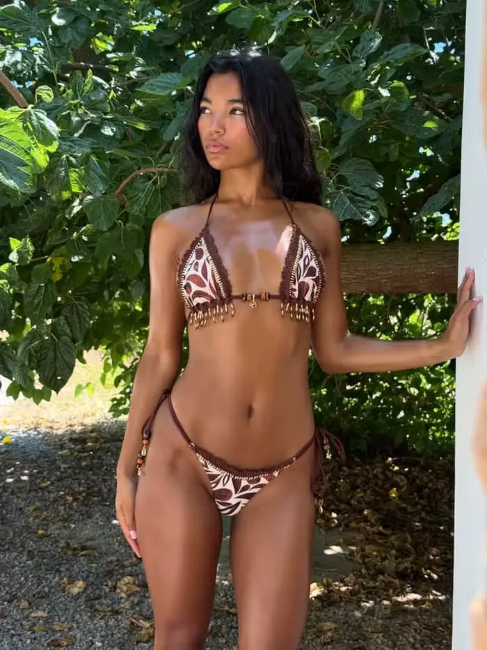 Ensemble bikini sexy 2026 imprimé tribal bohème avec détails à pompons, idéal pour les soirées au bord de la piscine, les escapades estivales et le glamour au bord de l'eau.
