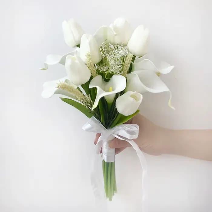 Tenant des fleurs calla lily, petits accessoires de photographie photo de mariée fraîche