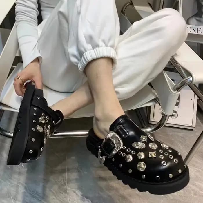 Mules d'été pour femmes, pantoufles à Rivets, Punk Rock, plate-forme en cuir, pantoufles créatives avec raccords en métal, chaussures de fête décontractées, diapositives d'extérieur