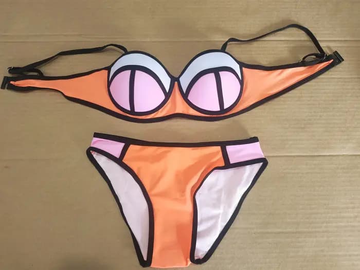 Ensemble bikini bandeau rose fluo avec passepoil noir – Maillot de bain bustier pour un style audacieux d'été
