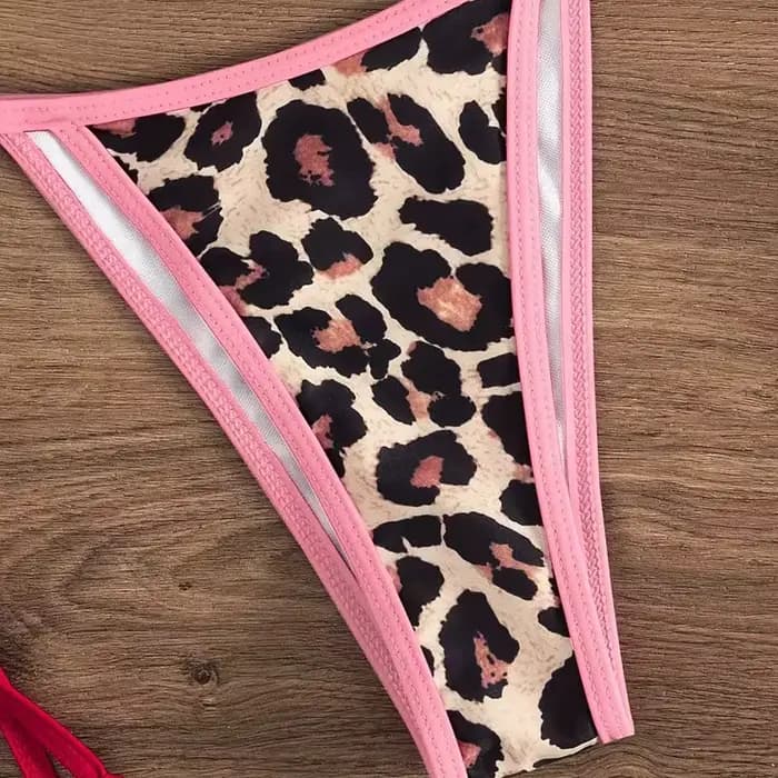 Ensemble de bikini triangle à imprimé léopard avec bordure contrastée