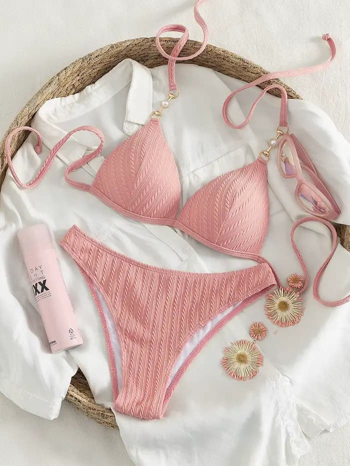Ensemble bikini rose en tricot torsadé pour femme, maillot de bain deux pièces triangle à dos nu avec détails perles et chaîne dorée pour les vacances à la plage