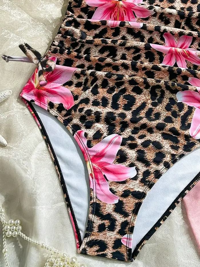 Maillot de bain 3 pièces imprimé léopard pour enfants avec bretelles spaghetti, cordon de serrage latéral et paréo en maille rose