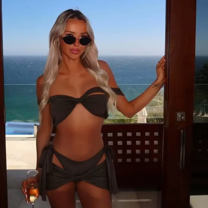 Ensembles de maillots de bain deux pièces sexy pour femmes, hauts bandeau épaules dénudées, jupes froncées à nouer sur le côté, découpes à nœud frontal, pour la plage et les soirées