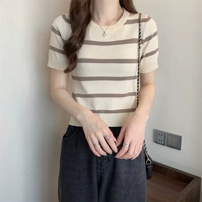 T-shirt à manches courtes tricoté rayé pour femmes, haut court d'été, nouveau Design Sense, Niche, coupe cintrée, épaules amincissantes, 2023