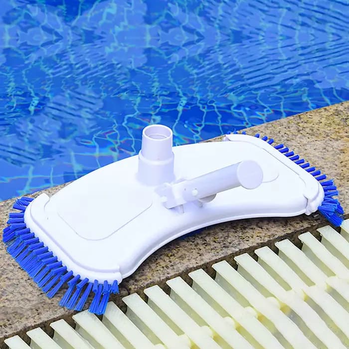 Aspirateur incurvé pour piscine