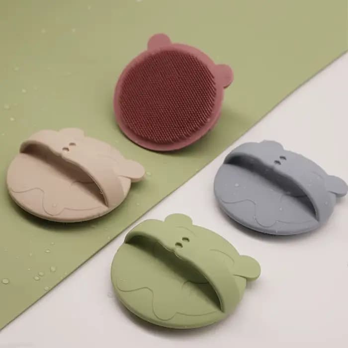 Brosse de bain pour bébé en silicone souple, nettoie en douceur les cheveux et le corps du bébé, sans BPA, un outil de bain sûr pour les nouveau-nés et les enfants.