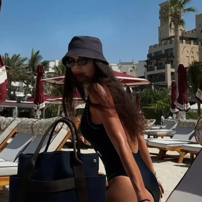 Maillot de bain une pièce sexy à col en V profond pour femme, avec détails rivets, style mode, body de luxe, tenue de plage féminine