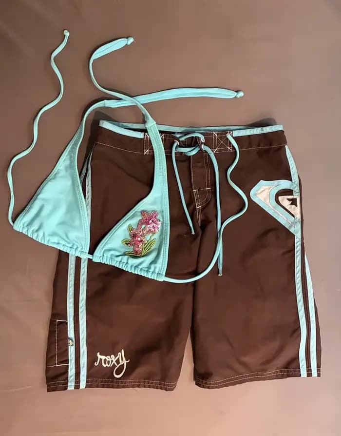 Shorts de plage marron pour femme avec bordure bleu clair