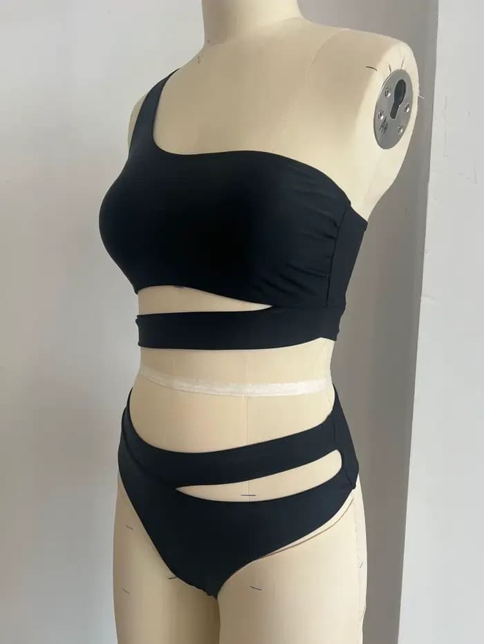 Bikini femme 2026, haut asymétrique vert olive, bas taille haute à découpes latérales, maillot de bain deux pièces uni avec haut court