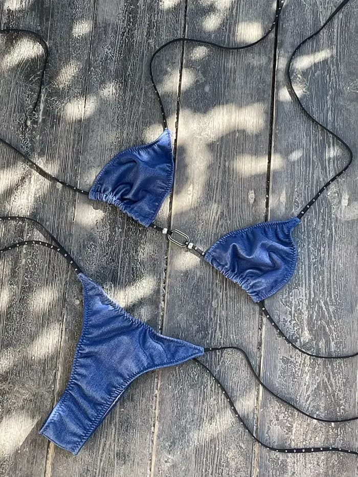 Maillot de bain deux pièces pour femme 2026, motif marbré bleu avec bretelles perlées, idéal pour la