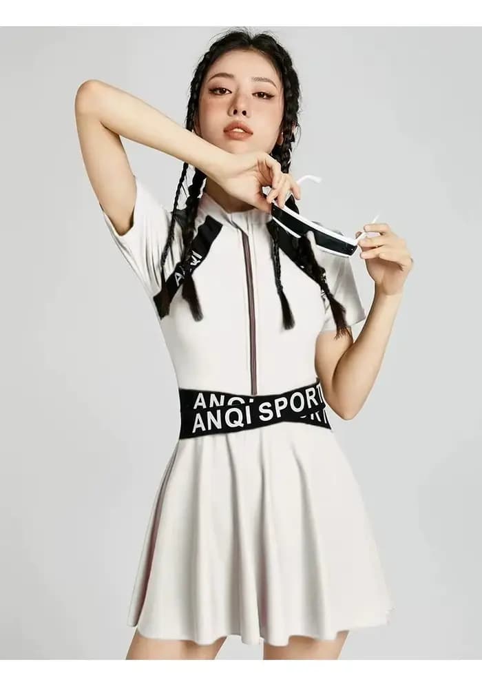 Maillot de bain une pièce sportif et discret pour étudiante, avec effet amincissant et couvrant le v