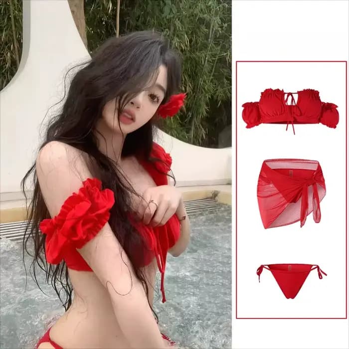 Ensemble de maillot de bain trois pièces rouge doux avec haut à volants épaules dénudées, jupe portefeuille et accent floral – Maillot de bain modeste pour la plage, la piscine et les vacances