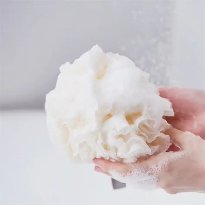 Éponge de bain douce blanche et bleue pour le corps