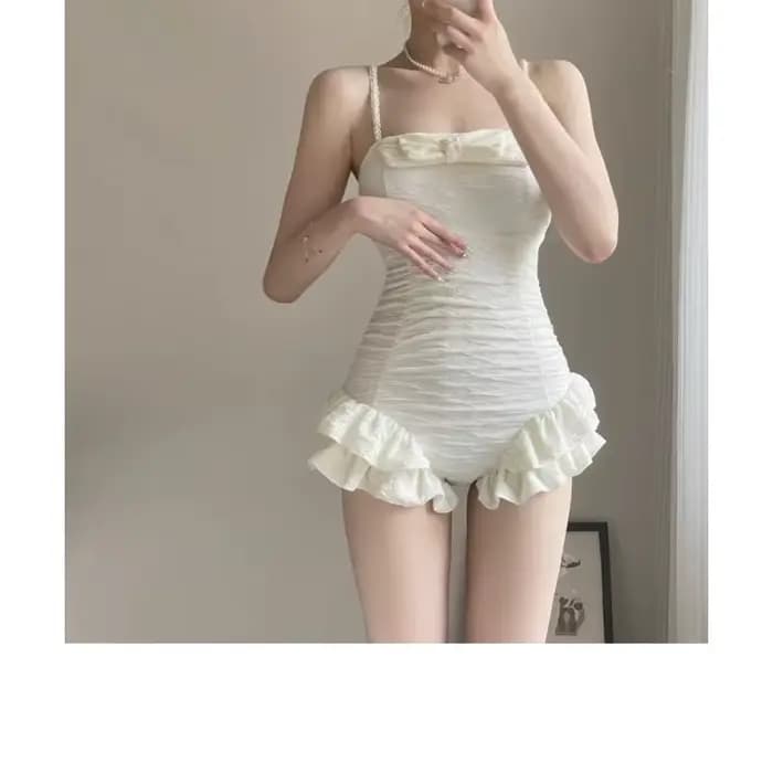 Maillot de bain une pièce blanc élégant avec bretelles perlées