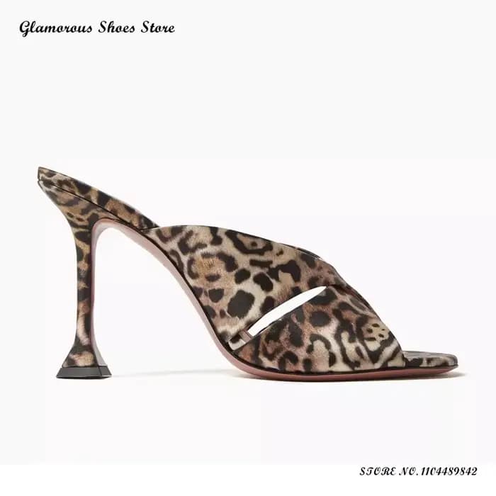 Mules élégantes à imprimé léopard et brides croisées pour femme, à bout rond ouvert, à enfiler, chaussures de soirée d'été, pantoufles à talon original
