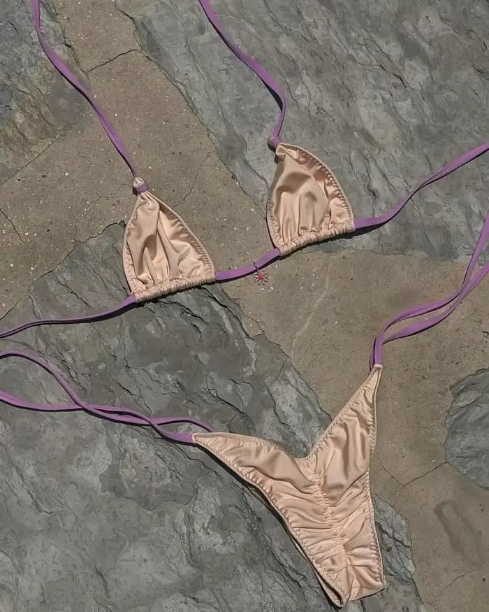 Maillot de bain deux pièces pour femme 2026, motif marbré rose avec bretelles perlées, idéal pour la plage et les soirées à la piscine, escapades estivales