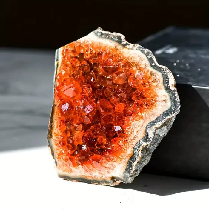 Cluster de quartz orange - Grande forme de pierre bohème avec inclusions naturelles, pierre précieuse pour la décoration intérieure, la méditation et l'affichage d'autel