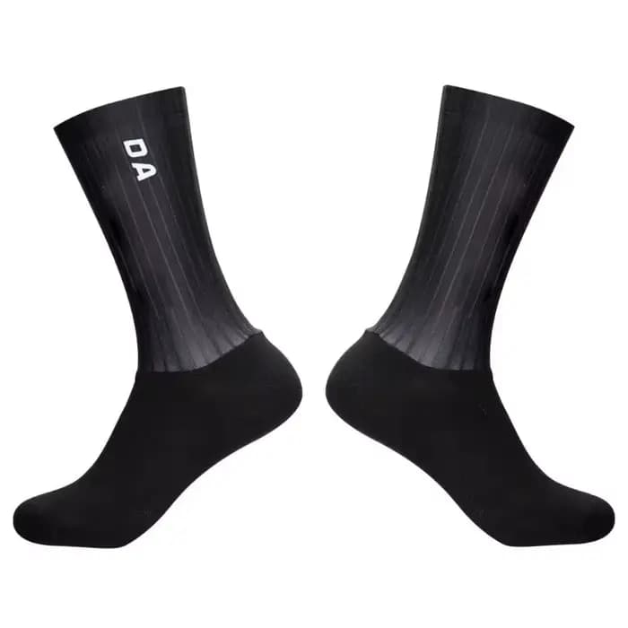 Nouvelles Chaussettes de Cyclisme Pro DA 2026 – Chaussettes Aérodynamiques Haute Performance pour Hommes – Antidérapantes, Respirantes, Contrôle de l'Humidité
