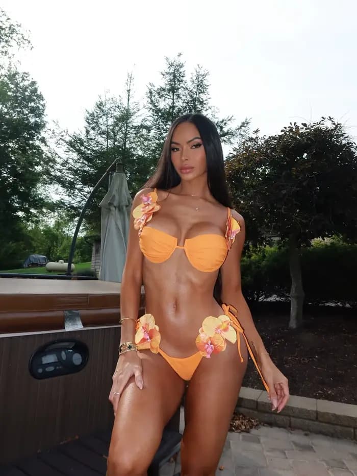Ensemble bikini orange vibrant 2026 avec décorations florales