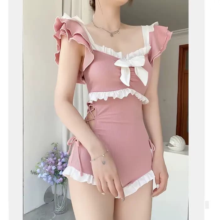 Maillot de bain une pièce bleu clair à volants avec nœud sur le devant et laçage latéral, coupe mode