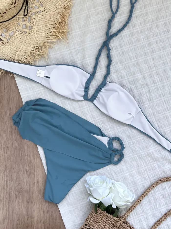 2025 Nouvel ensemble bikini sexy bordeaux avec détails dorés - Haut bandeau avec bas coupe haute, parfait pour les fêtes d'été sur la plage et la piscine