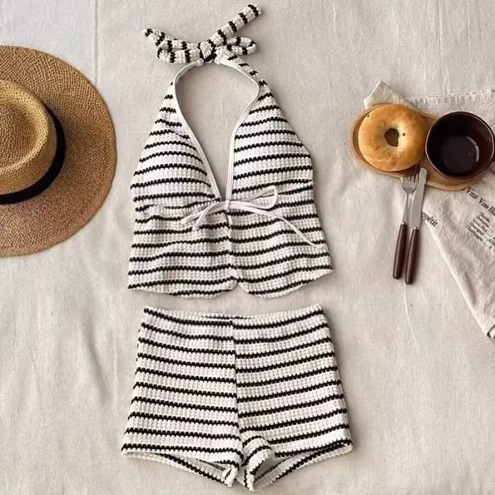 Nouvel ensemble bikini tricoté rayé haut de gamme pour femme 2026, maillot de bain deux pièces sexy à col halter et décolleté plongeant pour la plage et les vacances