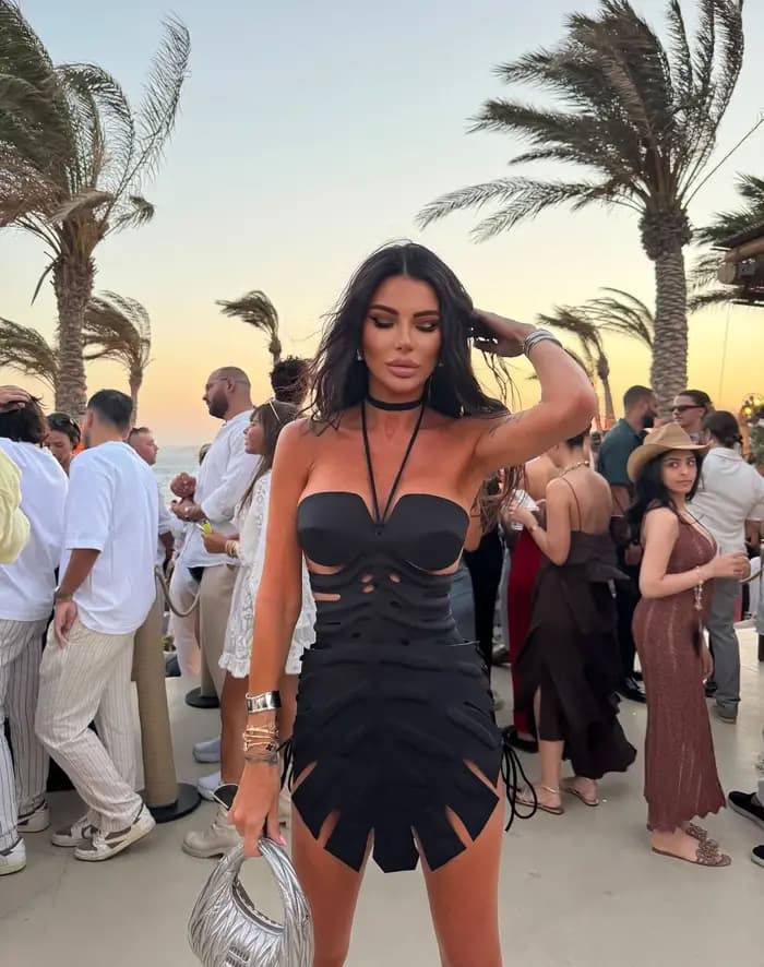 Nouvelle Arrivée 2026 – Maillot de Bain Structuré Noir Chic avec Décolleté en V Profond et Découpes