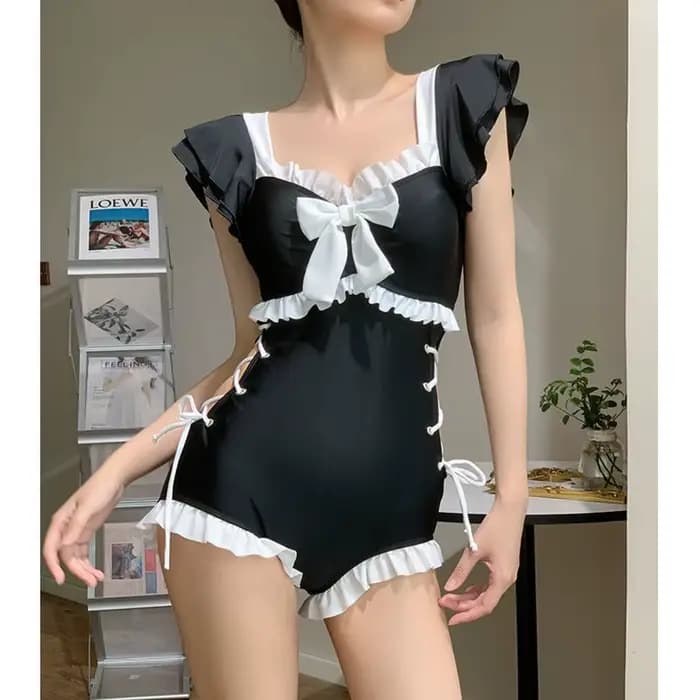 Maillot de bain une pièce bleu clair à volants avec nœud sur le devant et laçage latéral, coupe modeste pour la plage et les vacances à la piscine