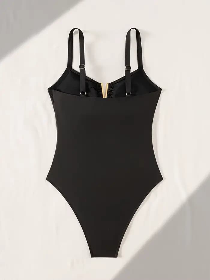 Maillot de bain une pièce à la mode pour femme avec un petit col en V sur la poitrine