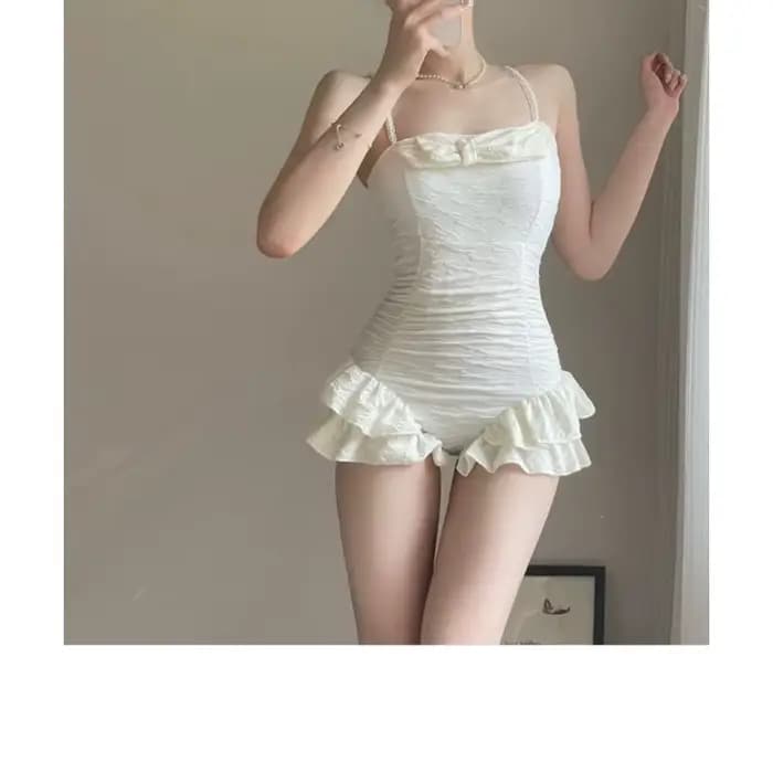 Maillot de bain une pièce blanc élégant avec bretelles perlées