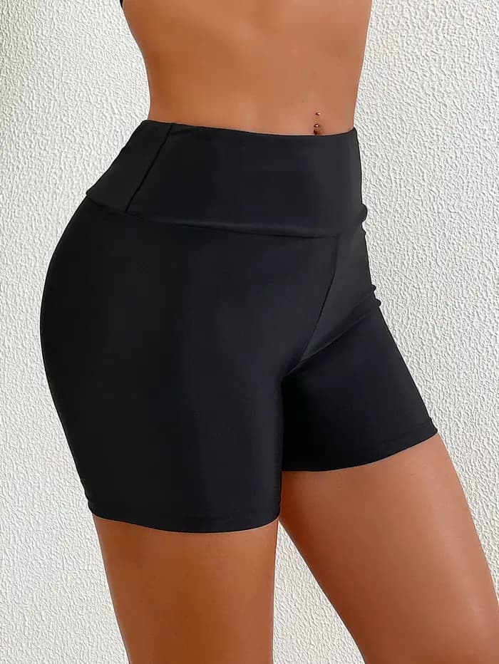 Tissu de maillot de bain basique et polyvalent ; short de bain taille haute, uni, coupe carrée.