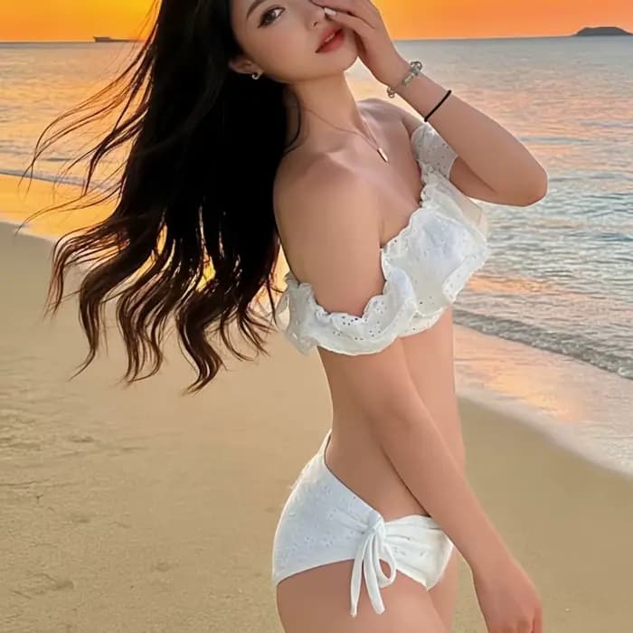 Maillot de bain bikini blanc uni pour femmes et adolescentes, à volants, plissé, avec empiècements, esthétique moderne, bas triangle, coupe ajustée, pour la plage et les vacances