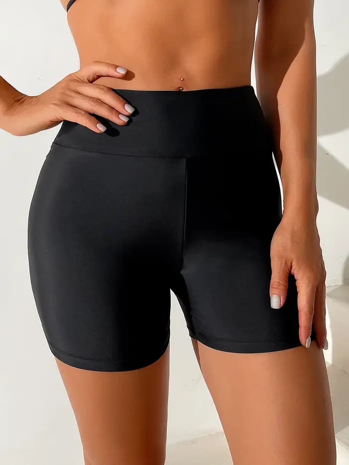 Tissu de maillot de bain basique et polyvalent ; short de bain taille haute, uni, coupe carrée.