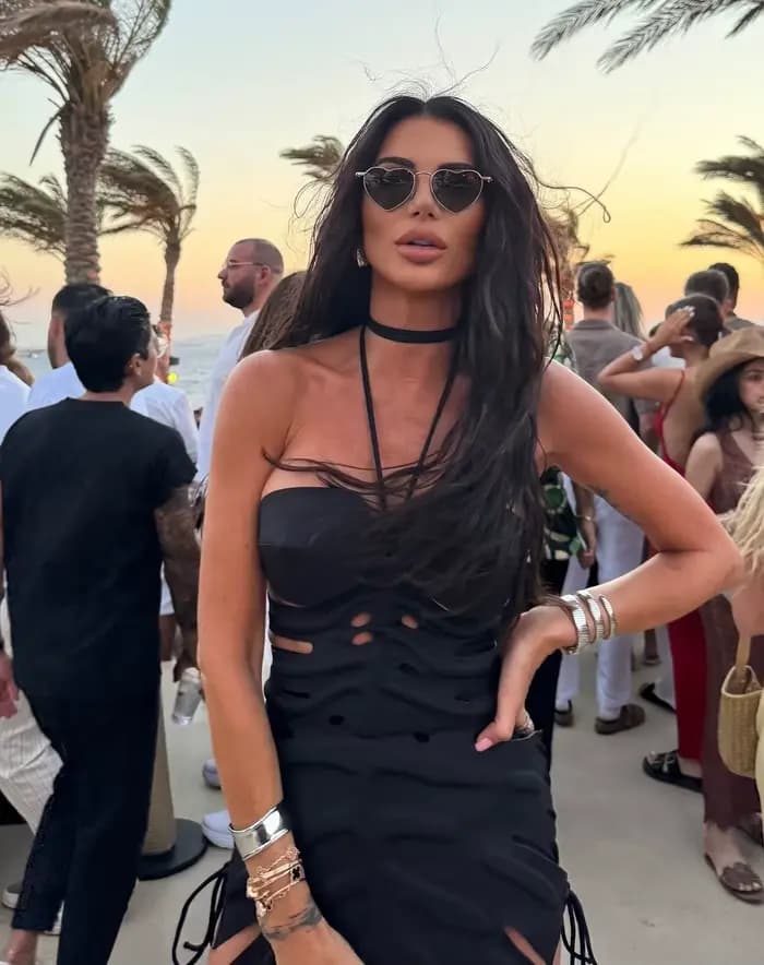 Nouvelle Arrivée 2026 – Maillot de Bain Structuré Noir Chic avec Décolleté en V Profond et Découpes