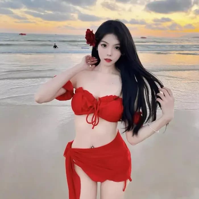 Ensemble de maillot de bain trois pièces rouge doux avec haut à volants épaules dénudées, jupe portefeuille et accent floral – Maillot de bain modeste pour la plage, la piscine et les vacances
