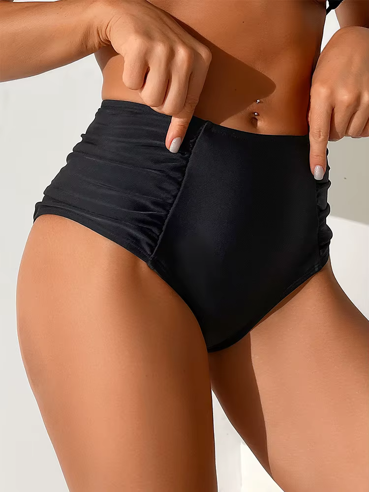 Bas de bikini femme : pantalon taille haute noir avec coutures et plis latéraux.